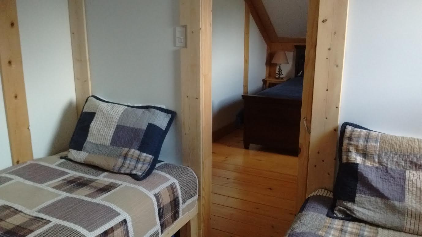 Deux lits simples dans une chambre accessible par une chambre...  
Porte coulissante